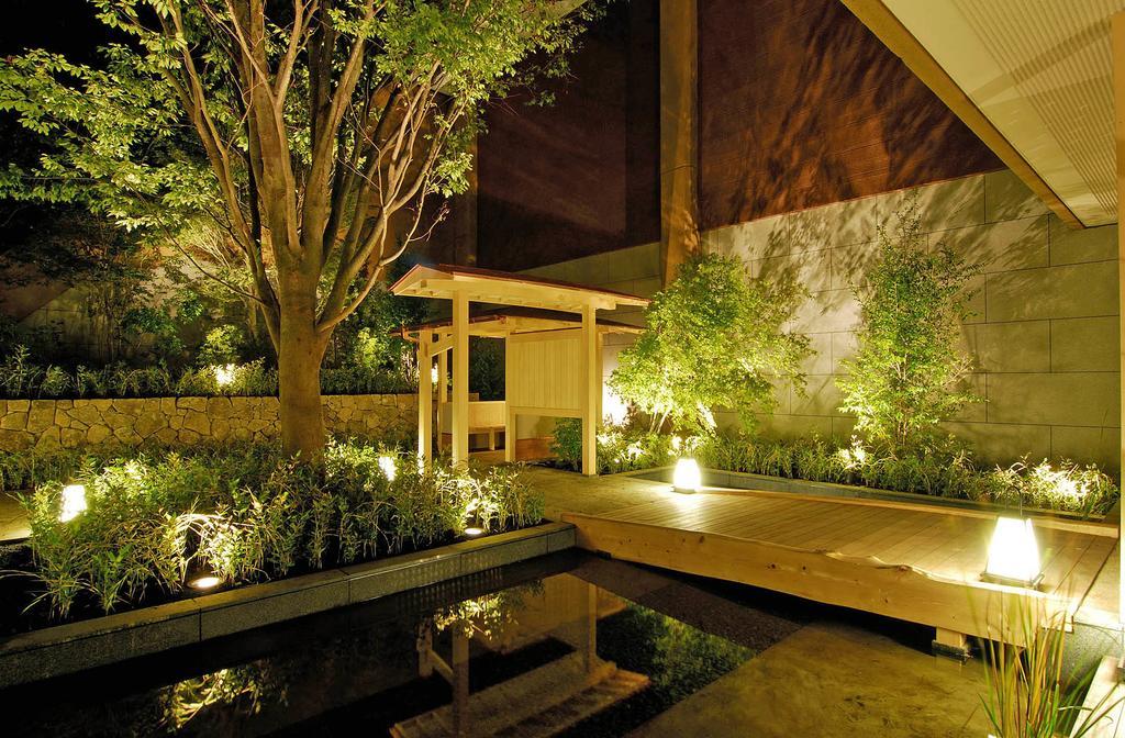 فندق هاكوني توكينوشيزوكو المظهر الخارجي الصورة A Japanese garden at night