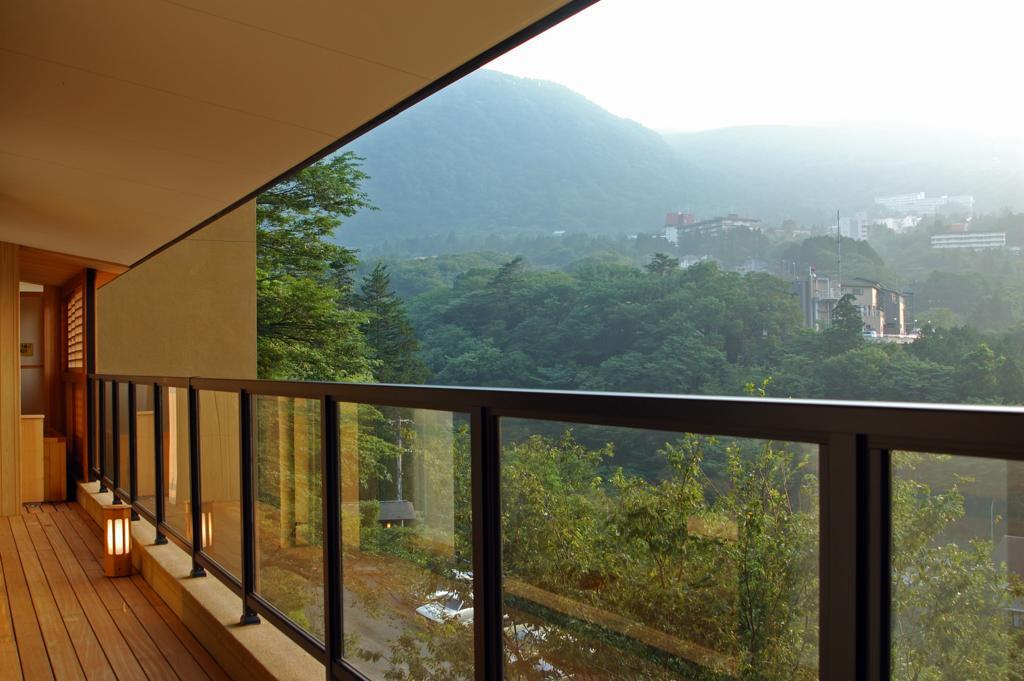فندق هاكوني توكينوشيزوكو المظهر الخارجي الصورة A glass balustrade