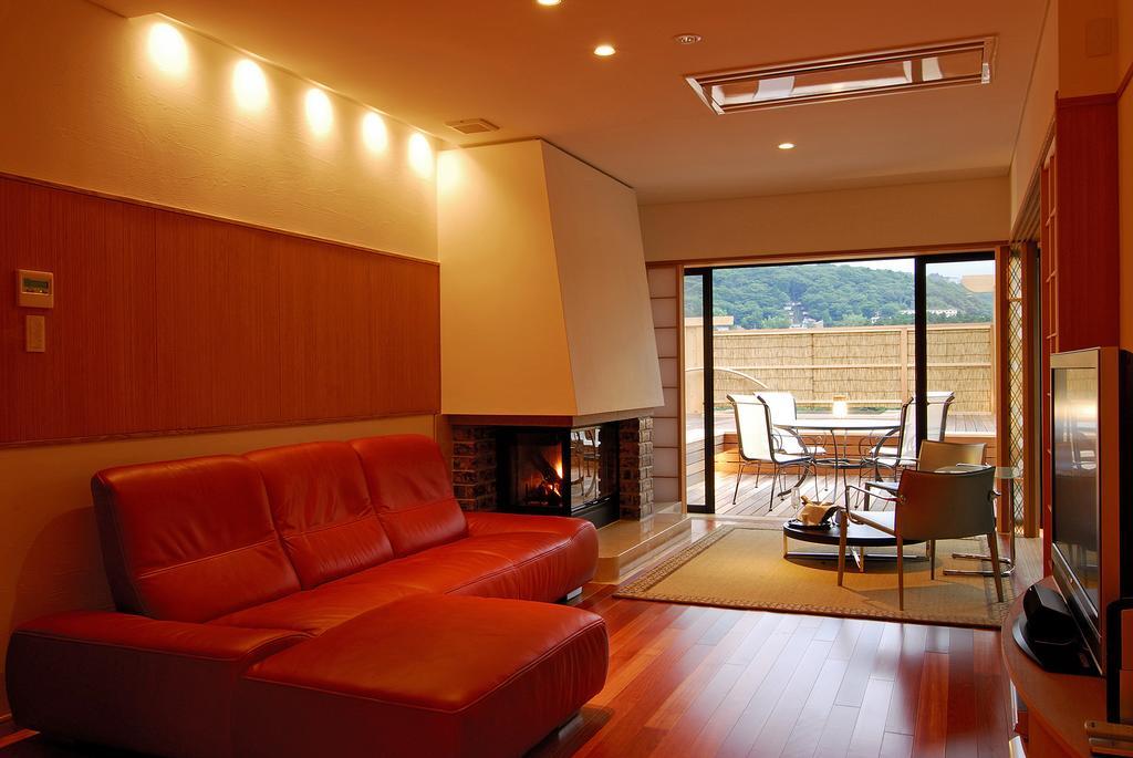 فندق هاكوني توكينوشيزوكو الغرفة الصورة A living room with a fireplace